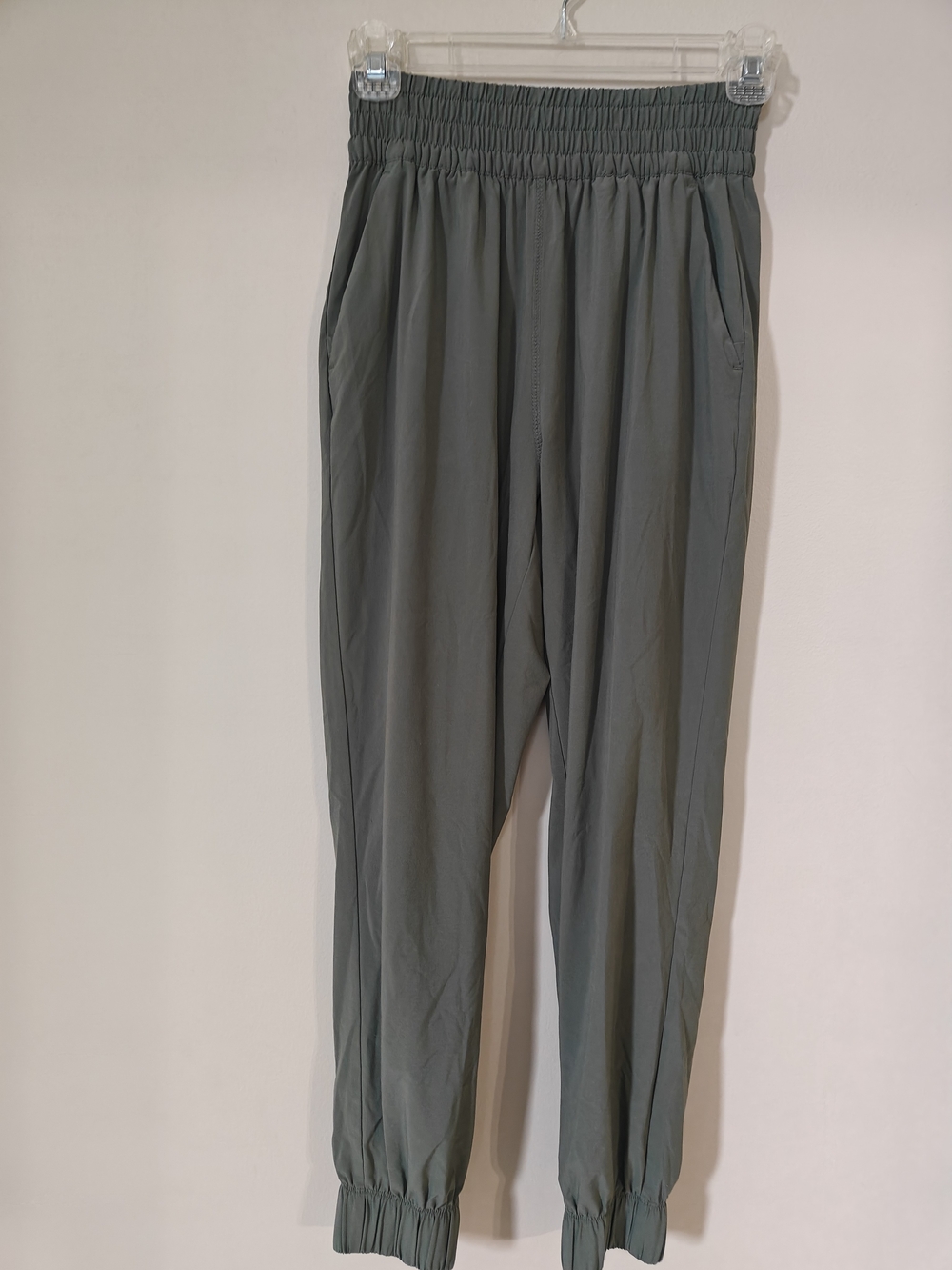 Vuori Girls Jogger Pants in Slate Green